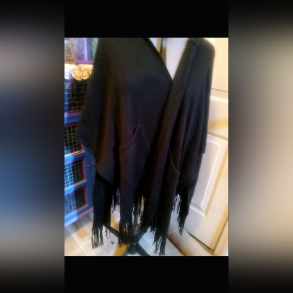 NWT Vince Camuto soft knitted topper #wrap / #shawl with hood and pockets - Picture 14 of 16